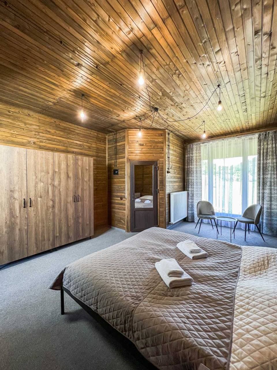 Спальня з дерев'яними стелями - Дитячий табір Eco Holiday в Карпатах