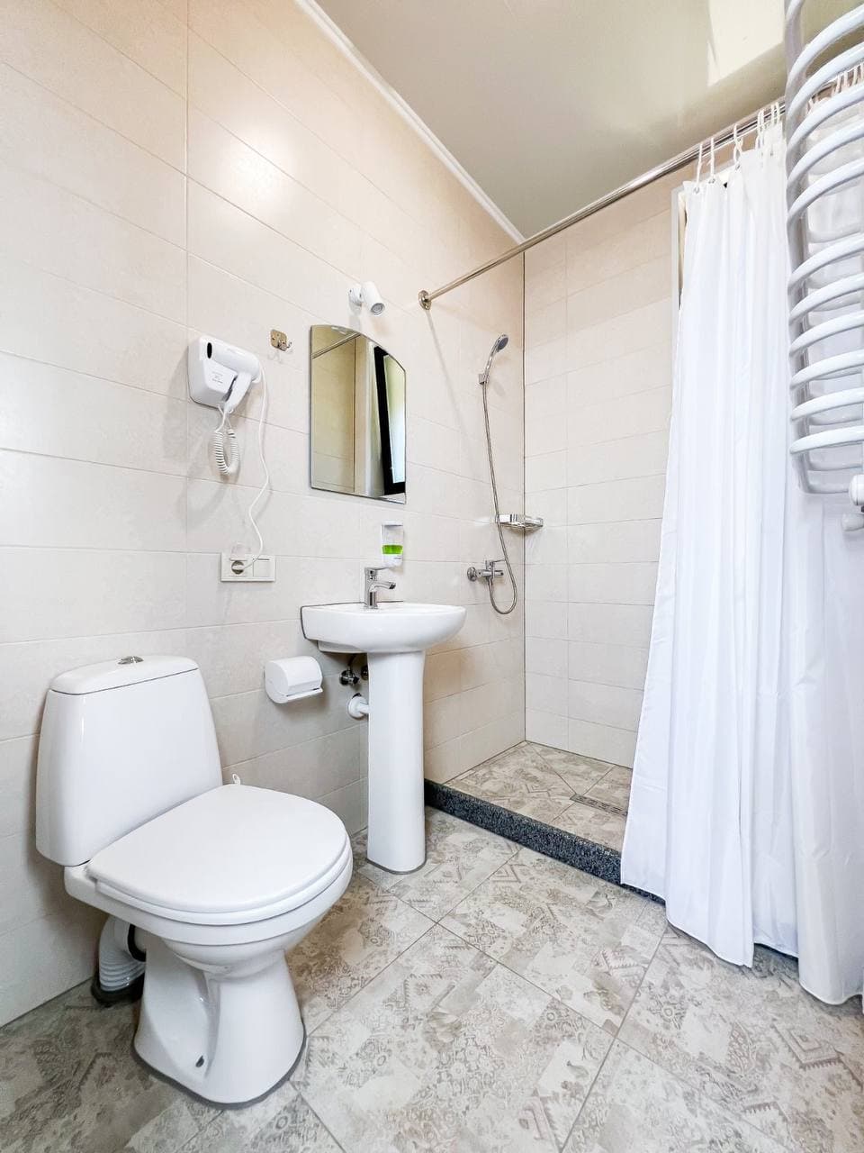 Сучасна ванна кімната - Дитячий табір Eco Holiday в Карпатах